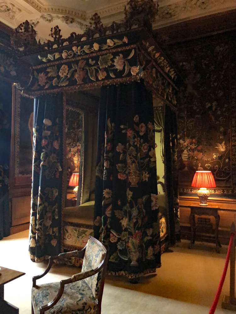 bed with hangings, black and yellow room, Burghley house and Stamford, England, Lincolnshire